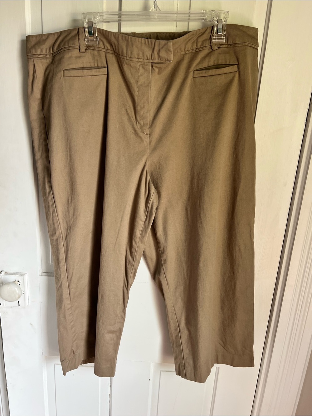 Larry Levine Women's Capris in Khaki  Decorative Buttons Back Calf Size 20